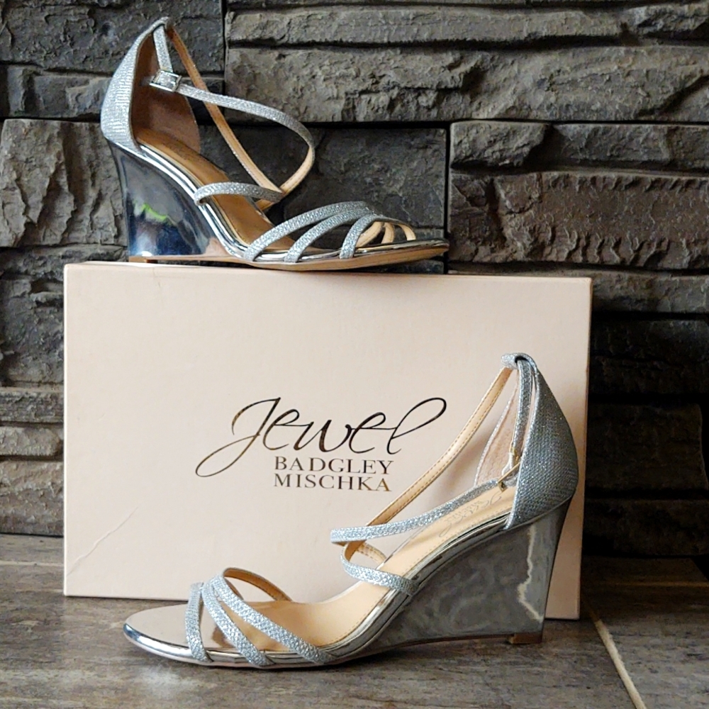 Badgley Mischka Hunt Crisscross Strap Silver Metallic Wedge Sandal Size 8.5